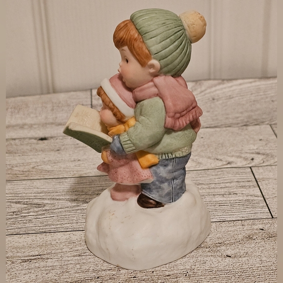Vintage 1985 Avon Joy to the World Handpainted Porcelain Music Box Carolers - Picture 3 of 9